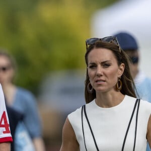 Le prince William, duc de Cambridge, et Catherine (Kate) Middleton, duchesse de Cambridge, arrivent au match de polo caritatif Out-Sourcing Inc au Guards Polo Club, Smiths Lawn à Windsor le 6 juillet 2022. 