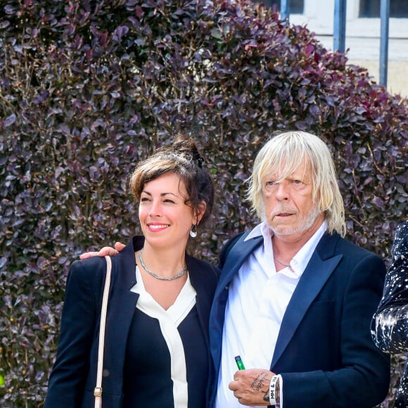 Le chanteur Renaud (Renaud Séchan) et sa compagne Cerise (de son vrai prénom Christine) - Mariage d'Hugues Aufray et de Murielle Mégevand à la mairie de Marly-Le Roy, France, le 2 septembre 2023.