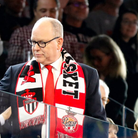 Le couple a attiré tous les regards et les photographes n'ont pas manqué d'immortaliser ce beau moment. 
Le prince Albert II de Monaco et la princesse Charlene sont venus soutenir l'AS Monaco contre Fenerbahce Beko Istanbul lors d'un match de basket en Turkish Airlines EuroLeague Regular Season le 2 février 2024 à la salle Gaston Medecin. © Dylan Meiffret / Nice Matin / Bestimage