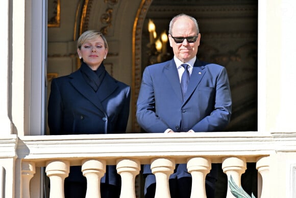 Le prince Albert II de Monaco et son épouse la princesse Charlene au balcon du palais lors de la célébration de la Sainte Dévote à Monaco, sainte patronne de Monaco, le 27 janvier 2024. © Bruno Bebert / Bestimage