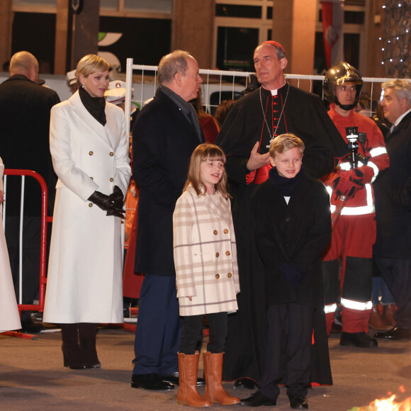 Le prince Albert II de Monaco, la princesse Charlene, le prince héréditaire Jacques et la princesse Gabriella - Célébrations de la Sainte Dévote, Sainte Patronne de Monaco - Quai Albert Ier : embrasement de la Barque par la Famille Princière le 26 janvier 2024. © Claudia Albuquerque / Bestimage