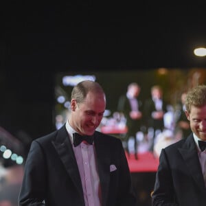 Le prince William, duc de Cambridge, et le prince Harry à la première de Star Wars, épisode VIII : Les Derniers Jedi au Royal Albert Hall à Londres le 12 décembre 2017. Cette première est organisée au bénéfice de la Fondation Royale du duc et de la duchesse de Cambridge et du Prince Harry 