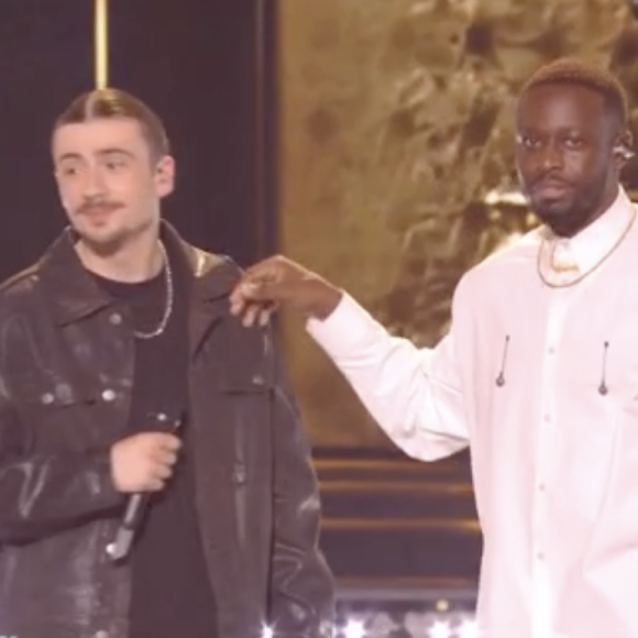 C'est en pleine prestation que Dadju a tout interrompu. "Attend coupe, coupe, coupe ! Stop stop stop", a-t-il lancé aux ingénieurs du son pour qu'ils arrêtent la musique.
Dadju décide de faire chanter Pierre sur sa composition "Ce qu'on était" lors de la finale de la Star Academy, TF1