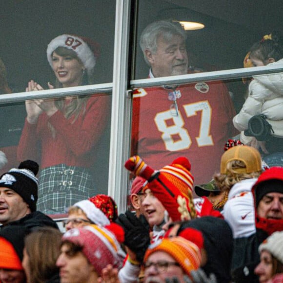 Le joueur de football américain des Chiefs de Kansas City avec lequel elle a entamé une relation, officialisée en novembre dernier, au cours de l'été
Tayor Swift en loge avec Ed, le papa de Travis Kelce, lors du match des Chiefs de Kansas City face au Las Vegas Raiders le 25 décembre 2023. © Emily Curiel/The Kansas City Star via ZUMA Press Wire / Bestimage