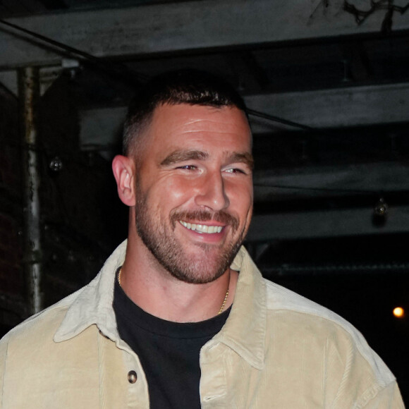 "Je dois me préparer pour ce grand vieux Super Bowl que nous avons dans une semaine" avait-il fait savoir. Le Super Bowl étant une insitution aux Etats-Unis, voilà Travis tout excusé !
Taylor Swift et son compagnon Travis Kelce à la sortie de l'hôtel "Waverly Inn" à New York, le 15 octobre 2023. 
