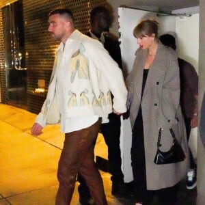 Le sportif de 34 ans n'a pas pu se rendre disponible et il avait une très bonne raison pour cela
Taylor Swift et Travis Kelce à la sortie de Catch Steak se prenant la main