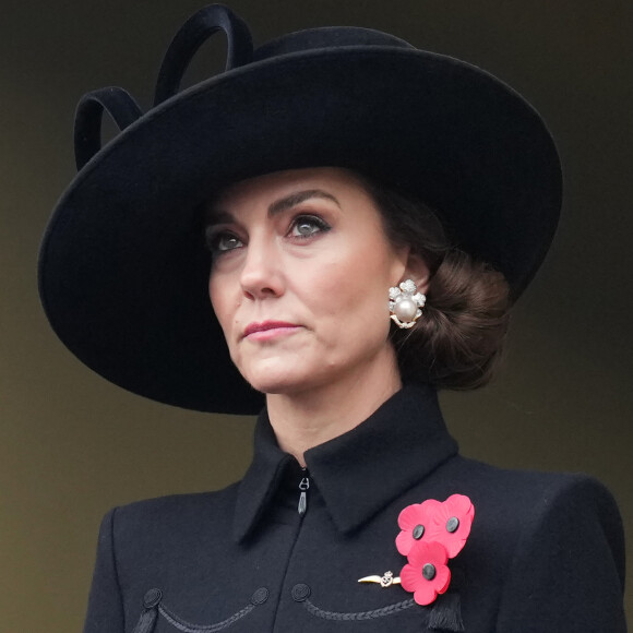 Hospitalisée en janvier pour une mystérieuse opération abdominale, Kate Middleton est sortie en catimini de l'hôpital et se repose. 
La famille royale honore les disparus des deux guerres mondiales lors de la cérémonie Remembrance Sunday ( Dimanche du souvenir ) au Cénotaphe à Londres.