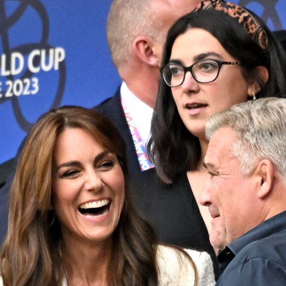 Catherine (Kate) Middleton, princesse de Galles, parle avec un jeune fan à la mi-temps du quart de finale Angleterre-Fidji, coupe du monde de rugby 2023, au Stade Vélodrome à Marseille le 15 octobre 2023. © Bruno Bebert / Bestimage