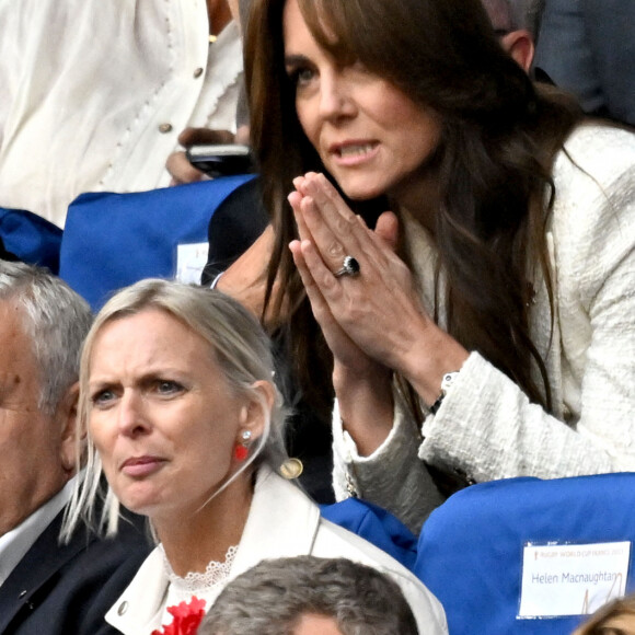 Catherine (Kate) Middleton, princesse de Galles, assiste au quart de finale Angleterre-Fidji, coupe du monde de rugby 2023, au Stade Vélodrome à Marseille le 15 octobre 2023. À ses côtés Rob Briers et Bill Beaumont. © Bruno Bebert / Bestimage
