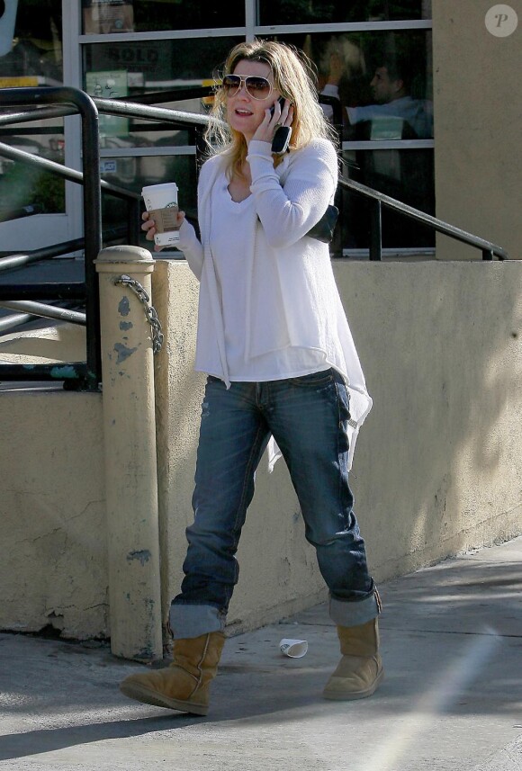 Ellen Pompeo sort de chez Whole Foods Market avec un caddie bien rempli le 14 mars 2010 à Los Angeles 