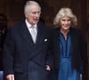 C'est lui-même qui a annoncé la nouvelle aux membres de sa famille, dont à sa femme Camilla Parker-Bowles.
Le roi Charles III d'Angleterre quitte l'hôpital avec la reine consort Camilla après y avoir subi une opération de la prostate. Londres, le 29 janvier 2024.