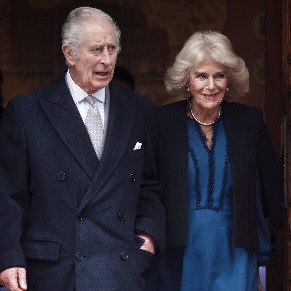 C'est lui-même qui a annoncé la nouvelle aux membres de sa famille, dont à sa femme Camilla Parker-Bowles.
Le roi Charles III d'Angleterre quitte l'hôpital avec la reine consort Camilla après y avoir subi une opération de la prostate. Londres, le 29 janvier 2024.