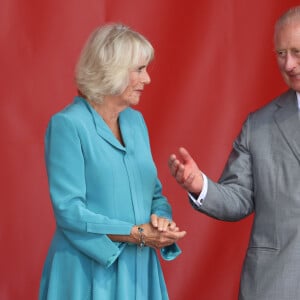 Le roi Charles III d'Angleterre et Camilla Parker Bowles, reine consort d'Angleterre, assistent à une fête en leur honneur sur la place de la Bourse à Bordeaux, le 22 septembre 2023.