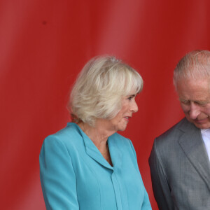 Le roi Charles III d'Angleterre et Camilla Parker Bowles, reine consort d'Angleterre, assistent à une fête en leur honneur sur la place de la Bourse à Bordeaux, le 22 septembre 2023.