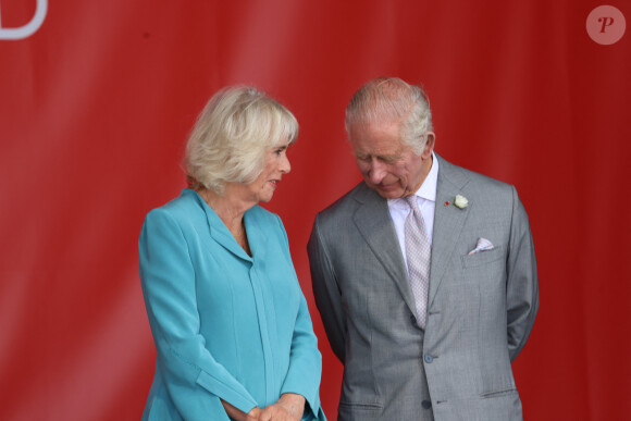 Le roi Charles III d'Angleterre et Camilla Parker Bowles, reine consort d'Angleterre, assistent à une fête en leur honneur sur la place de la Bourse à Bordeaux, le 22 septembre 2023.
