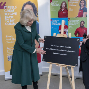 Camilla Parker Bowles, Reine Consort D'Angleterre, visite le centre communautaire Meadows à Cambridge, Royaume Uni, le 2 février 2024.