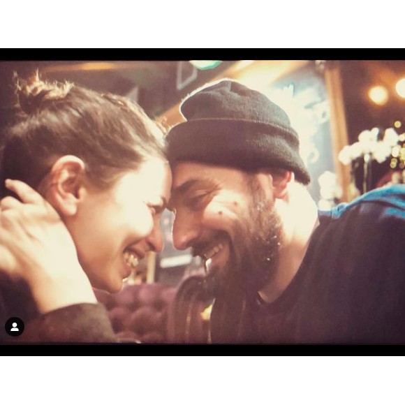 Peut-être en dira-t-il plus plus tard
Lucie Bernardoni et Patrice Maktav, deux candidats de l'émission "Star Academy" sont tombés amoureux. Ils se sont même mariés.