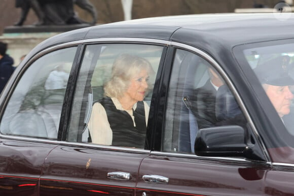 Le roi Charles III d'Angleterre et Camilla Parker Bowles, reine consort d'Angleterre partent en voiture de Clarence House à Londres pour prendre un hélicoptère pour Sandringham, le 6 février 2024. Le fils du roi Charles III, le prince Harry, est arrivé à Londres à midi après le diagnostic de cancer de son père.