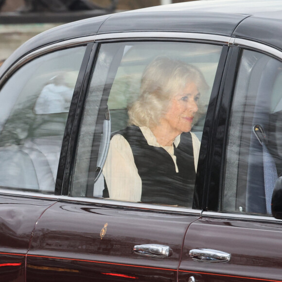 Le roi Charles III d'Angleterre et Camilla Parker Bowles, reine consort d'Angleterre partent en voiture de Clarence House à Londres pour prendre un hélicoptère pour Sandringham, le 6 février 2024. Le fils du roi Charles III, le prince Harry, est arrivé à Londres à midi après le diagnostic de cancer de son père.