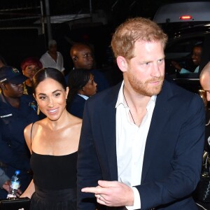 Un expert de la famille royale a critiqué son choix de venir son Meghan Markle et leurs enfants
 
Le prince Harry et sa femme Meghan Markle à Kingston, en Jamaïque.