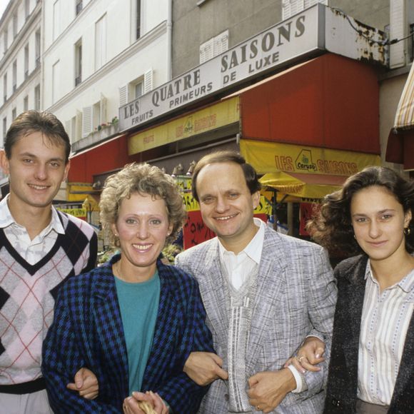 Génie dans son art culinaire, adulé en France et à l'étranger (en Chine et au Japon notamment) et businessman hors pair qui a su faire de son nom une marque, 
Portrait de Joël Robuchon faisant le marché avec sa femme Jeanine et leurs enfants, Sophie (16 ans) et Eric (20 ans) © Alain Canu via Bestimage 