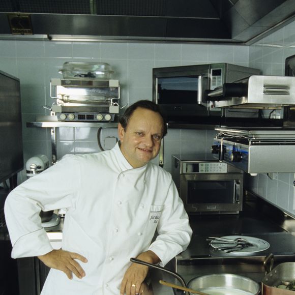 Archives - No Web - En France, à Paris, dans les locaux du laboratoire de Joel ROBUCHON, posant devant ses fourneaux © Alain Canu via Bestimage 