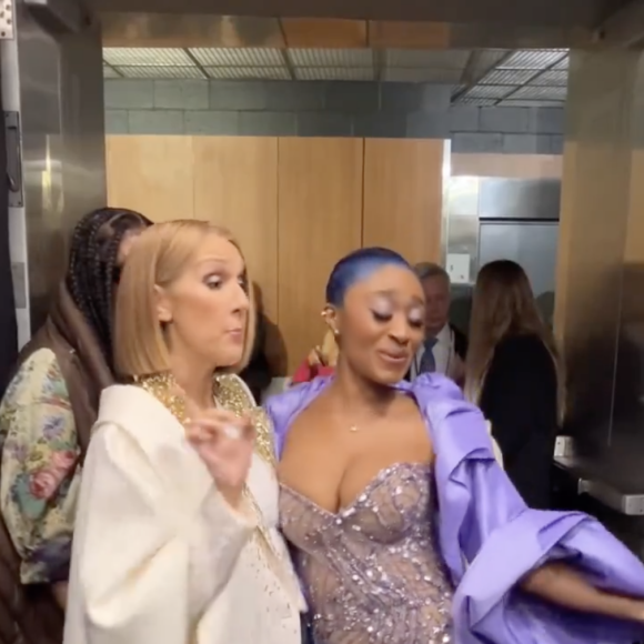 Alors que personne ne s'y attendait, Céline Dion est montée sur la scène de la Crypto.com Arena de Los Angeles, le 4 février 2024, le soir des Grammy Awards.
Céline Dion et Sonyae Elise aux Grammy Awards. Los Angeles. Le 4 février 2024.