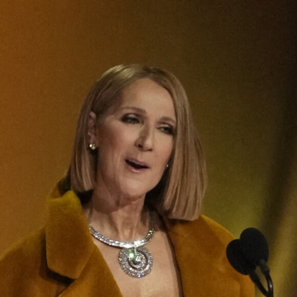 Vêtue d'une robe de soirée, recouverte d'un long manteau sous les conseils mode de Law Roach, Céline Dion était sublime, certes...
Céline Dion lors des Grammy Awards à la Crypto.com Arena à Los Angeles le 4 février 2024. © Robert Hanashiro-USA Today/SPUS/ABACAPRESS.COM