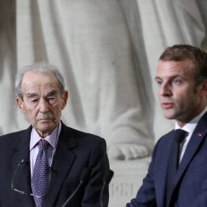 Il laisse derrière lui trois enfants, Judith, Simon et Benjamin
 
Rétro - Décès de Robert Badinter - Le président de la république, Emmanuel Macron et Robert Badinter durant la Commémoration du quarantième anniversaire de l'abolition de la peine de mort, au Panthéon à Paris, France, le 9 octobre 2021. © Stéphane Lemouton / Bestimage