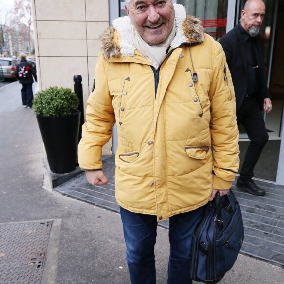 Jean-Marie Bigard à la sortie des studios de la radio RTL à Paris. Le 5 janvier 2023 © Jonathan Rebboah / Panoramic / Bestimage