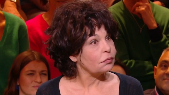 Isabelle Mergault questionnée sur sa potomanie dans "Quelle époque !" sur France 2.
