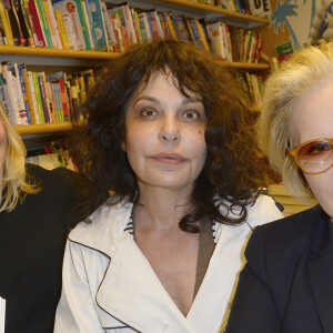 Sophie Favier, Isabelle Mergault et Sylvie Vartan - Sylvie Vartan présente son livre intitulé "Maman" lors d'une séance de dédicace à la librairie Lamartine à Paris le 12 mai 2016. © Coadic Guirec/Bestimage