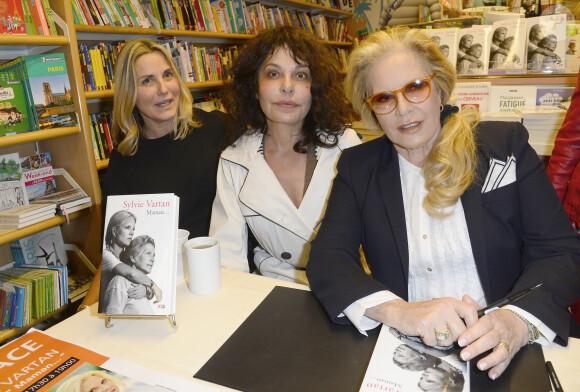 Sophie Favier, Isabelle Mergault et Sylvie Vartan - Sylvie Vartan présente son livre intitulé "Maman" lors d'une séance de dédicace à la librairie Lamartine à Paris le 12 mai 2016. © Coadic Guirec/Bestimage