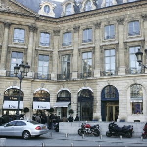 Ce dernier se situe au n°6 de la prestigieuse place Vendôme, quartier hors de prix
Façace de l'immeuble où se trouve l'appartement d'Henri et Catherine Salvador au 6 place Vendôme à Paris