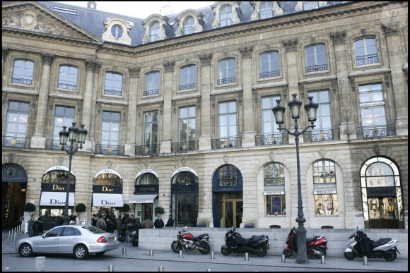 Ce dernier se situe au n°6 de la prestigieuse place Vendôme, quartier hors de prix
Façace de l'immeuble où se trouve l'appartement d'Henri et Catherine Salvador au 6 place Vendôme à Paris