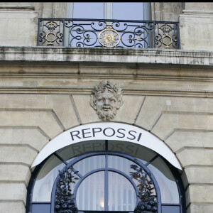 L'entrée de l'immeuble où se trouve l'appartement d'Henri Salvador et sa dernière épouse Catherine au 6 place Vendôme à Paris