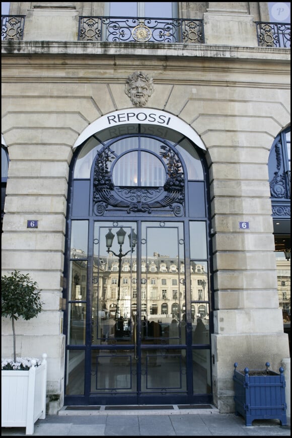 L'entrée de l'immeuble où se trouve l'appartement d'Henri Salvador et sa dernière épouse Catherine au 6 place Vendôme à Paris