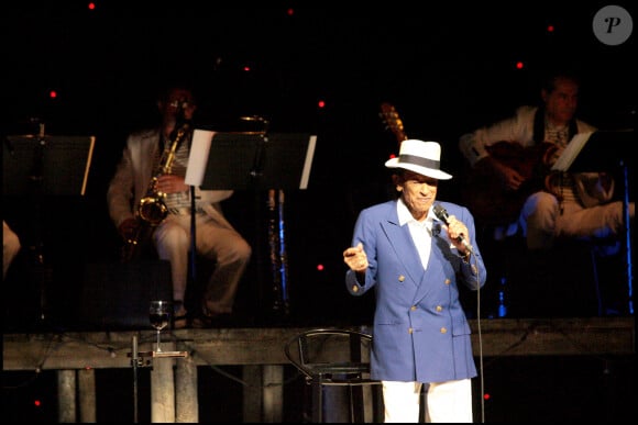 "Henri Salvador tire sa révérence" et fait ses adieux à la scène lors d'un concert au palais des congrès à Paris le 21 décembre 2007