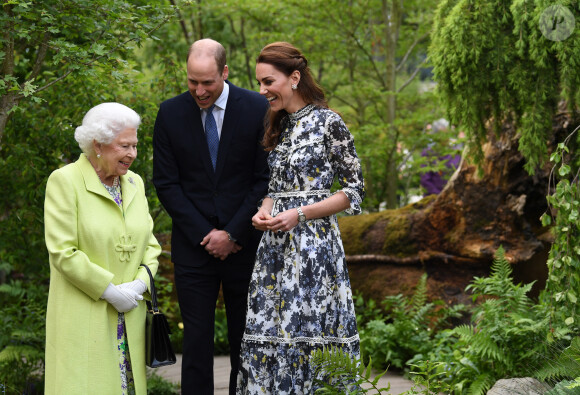 Elizabeth II s'est retrouvée sur le trône d'Angleterre à seulement 25 ans, âge auquel elle a perdu son père, le roi George VI
La reine Elisabeth II d'Angleterre, le prince William, duc de Cambridge, et Catherine (Kate) Middleton, duchesse de Cambridge, en visite au "Chelsea Flower Show 2019" à Londres, le 20 mai 2019. 