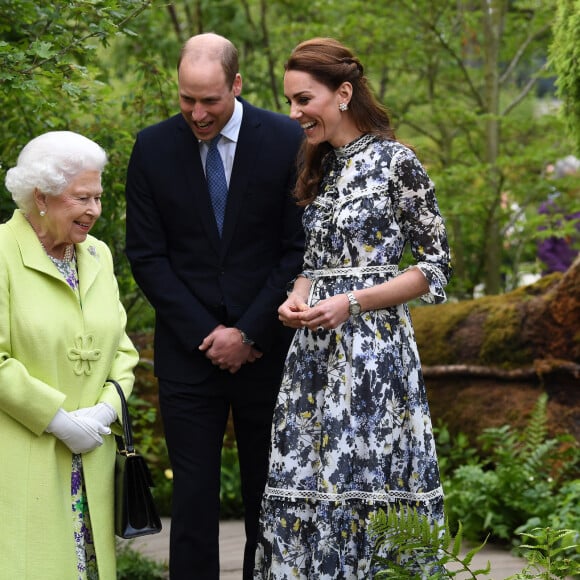 Elizabeth II s'est retrouvée sur le trône d'Angleterre à seulement 25 ans, âge auquel elle a perdu son père, le roi George VI
La reine Elisabeth II d'Angleterre, le prince William, duc de Cambridge, et Catherine (Kate) Middleton, duchesse de Cambridge, en visite au "Chelsea Flower Show 2019" à Londres, le 20 mai 2019. 