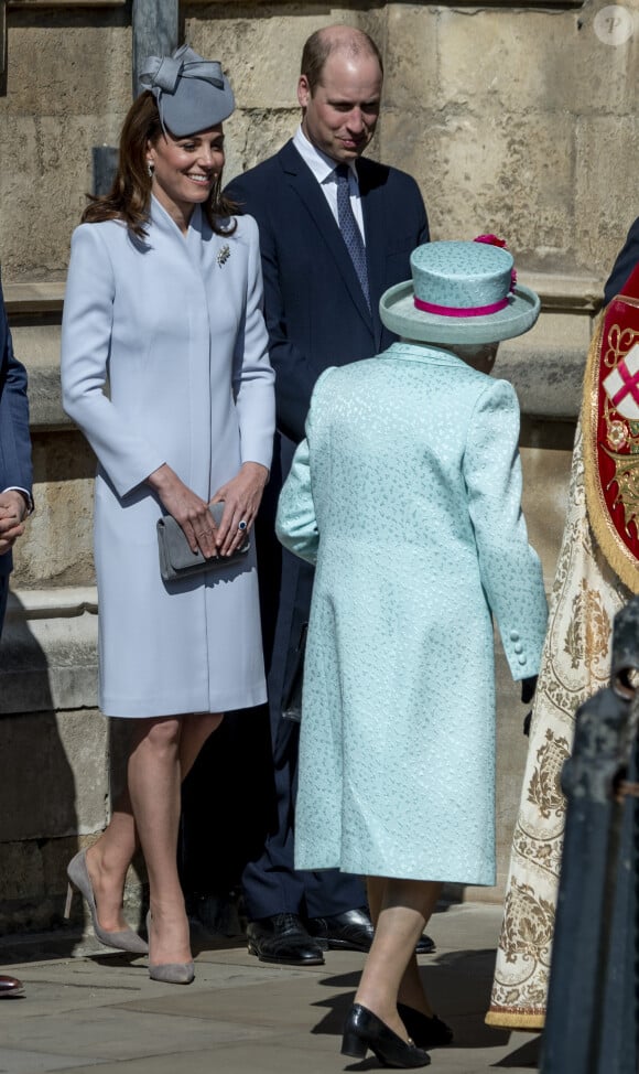 Et aucun doute quant au fait que le prince William sera un roi moderne qui saura assurer les tâches à la maison et celles qu'il aura à réaliser sur le terrain
Le prince William, duc de Cambridge, et Catherine (Kate) Middleton, duchesse de Cambridge, le prince Andrew, duc d'York et la reine Elisabeth II d'Angleterre, arrivent pour assister à la messe de Pâques à la chapelle Saint-Georges du château de Windsor, le 21 avril 2119. 