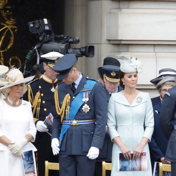 Camilla Parker Bowles, duchesse de Cornouailles, le prince William, duc de Cambridge, Kate Catherine Middleton, duchesse de Cambridge, le prince Harry, duc de Sussex, Meghan Markle, duchesse de Sussex (habillée en Dior Haute Couture par Maria Grazia Chiuri) - La famille royale d'Angleterre lors de la parade aérienne de la RAF pour le centième anniversaire au palais de Buckingham à Londres. Le 10 juillet 2018 