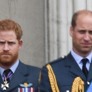 Mais il y en a un qui risque de faire grise mine lors de l'accession au trône de William : c'est son frère, le prince Harry, avec qui les relations font plus penser à la Reine des neiges en ce moment...
Le prince Harry, duc de Sussex, le prince William, duc de Cambridge - La famille royale d'Angleterre lors de la parade aérienne de la RAF pour le centième anniversaire au palais de Buckingham à Londres. Le 10 juillet 2018 