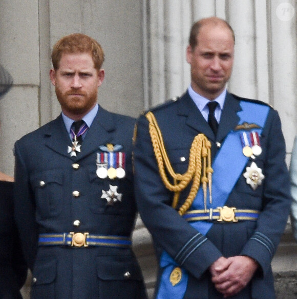 Mais il y en a un qui risque de faire grise mine lors de l'accession au trône de William : c'est son frère, le prince Harry, avec qui les relations font plus penser à la Reine des neiges en ce moment...
Le prince Harry, duc de Sussex, le prince William, duc de Cambridge - La famille royale d'Angleterre lors de la parade aérienne de la RAF pour le centième anniversaire au palais de Buckingham à Londres. Le 10 juillet 2018 