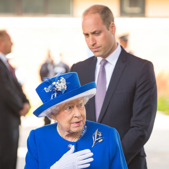 Le prince William marche dans les pas de sa regrettée grand-mère Elizabeth II
La reine Elisabeth II d'Angleterre et le prince William, duc de Cambridge, rencontre des survivants de l'incendie de la tour Grenfeld ainsi que des secouristes à Londres