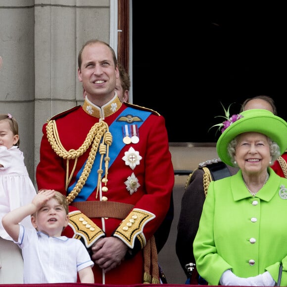 Kate Catherine Middleton, duchesse de Cambridge, la princesse Charlotte, le prince George, le prince William, la reine Elisabeth II d'Angleterre, le prince Philip, duc d'Edimbourg - La famille royale d'Angleterre au balcon du palais de Buckingham lors de la parade "Trooping The Colour" à l'occasion du 90ème anniversaire de la reine. Le 11 juin 2016 
