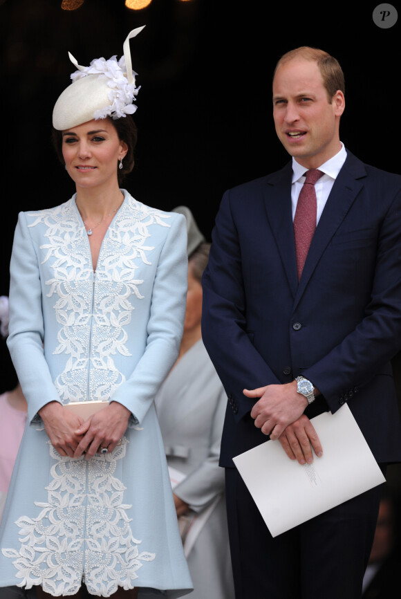 Une voie que pourrait bien suivre le prince William, précipité dans ce rôle de souverain en intérim avec le cancer de son père Charles III
Catherine Kate Middleton, duchesse de Cambridge et le prince William, duc de Cambridge - Messe à la cathédrale St Paul pour le 90ème anniversaire de la reine Elisabeth II d'Angleterre à Londres le 10juin 2016. 