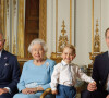 Voilà donc un nouveau point qui le rapproche du parcours de sa grand-mère
La reine Elisabeth II a posé, à l'occasion de son 90ème anniversaire, avec son fils le prince Charles, son petit-fils le prince William et son arrière petit-fils le prince George, pour quatre nouveaux timbres de la Royal Mail, au palais de Buckingham à Londres. 