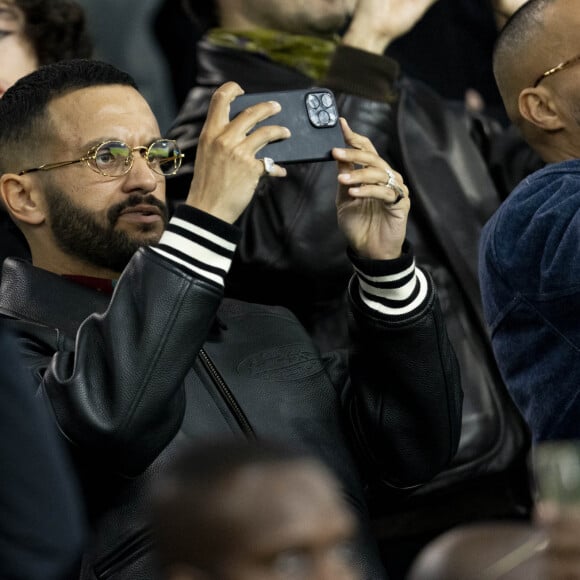 Malik Bentalha - Célébrités dans les tribunes du match aller des huitièmes de finale de la Ligue des champions entre le PSG et la Real Sociedad (2-0) au Parc des Princes à Paris le 14 février 2024. © Cyril Moreau/Bestimage