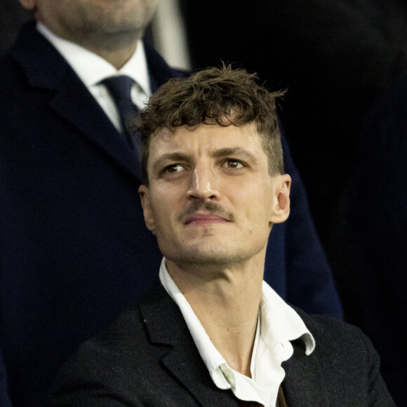 Niels Schneider était bien au Parc des Princes pour cette Saint-Valentin
 
Niels Schneider - Célébrités dans les tribunes du match aller des huitièmes de finale de la Ligue des champions entre le PSG et la Real Sociedad (2-0) au Parc des Princes à Paris le 14 février 2024. © Cyril Moreau/Bestimage